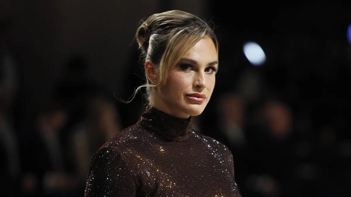 Sabalenková zazářila na show v třpytivých šatech. Supermodelka ji označila za královnu mola