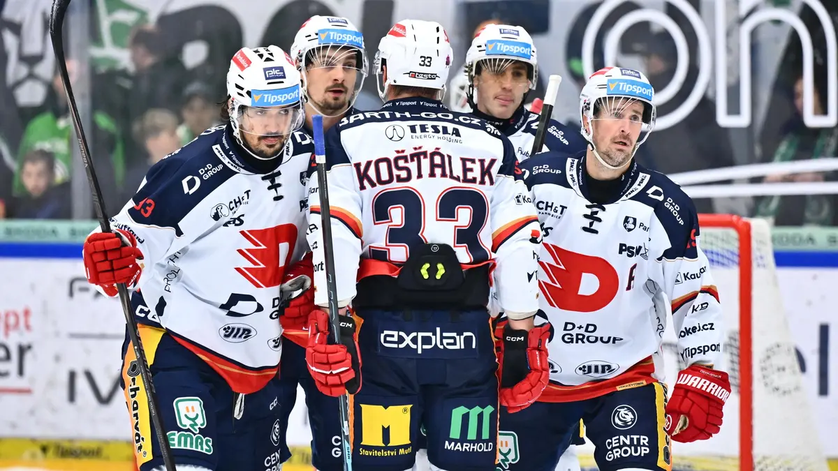 HOKEJ ONLINE: Fantastický Kondelík uklidňuje Pardubice! Třinec demoluje soupeře v derby, Sparta odskakuje