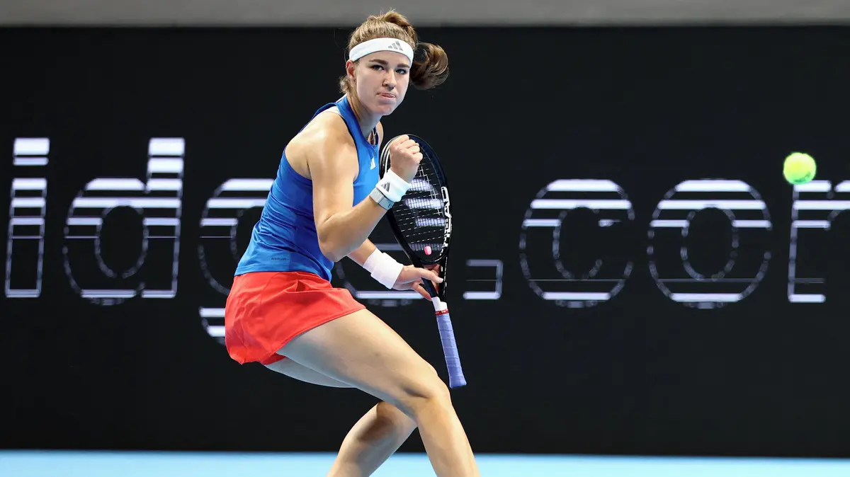 TENIS ONLINE: Bravo, Muchová ustála těžké chvilky. Úvodní sada vrcholí, Češky hrají o finále