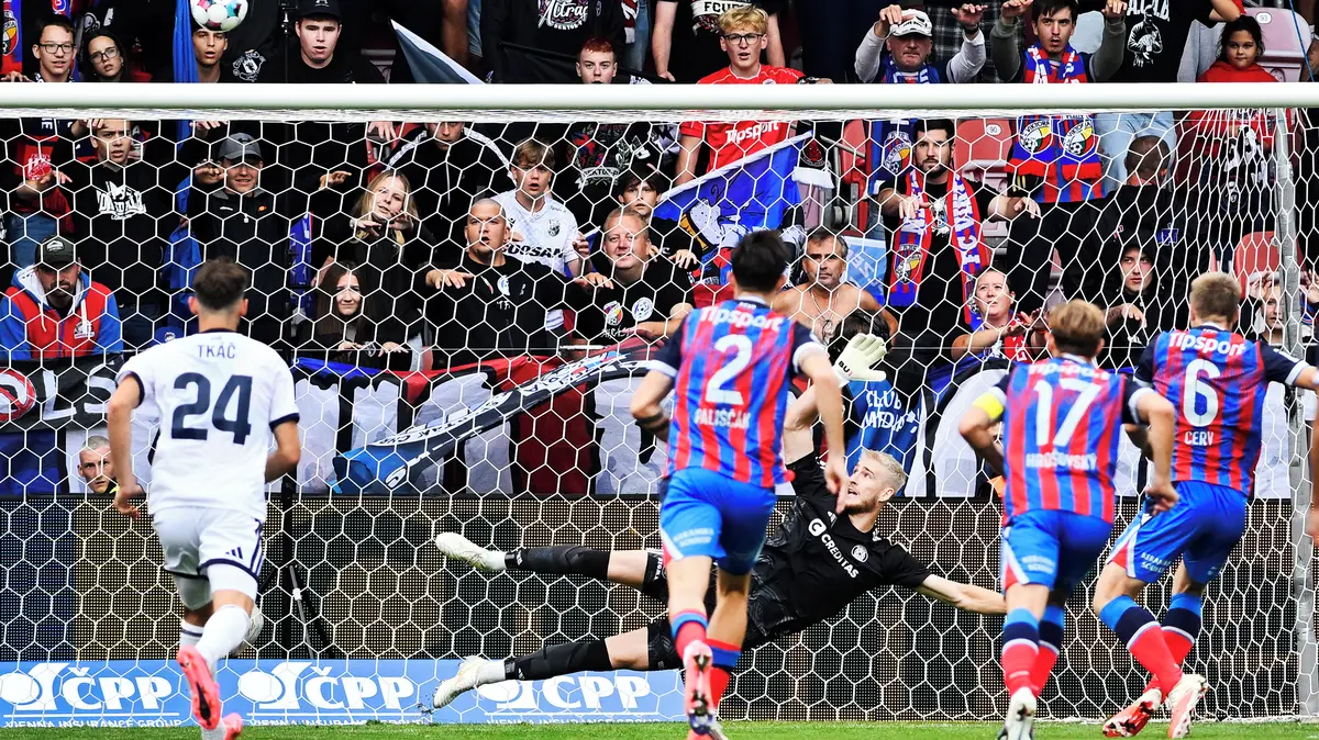 FOTBAL ONLINE: Plzeň zahodila penaltu! Hradec otáčí, Baník znovu padl