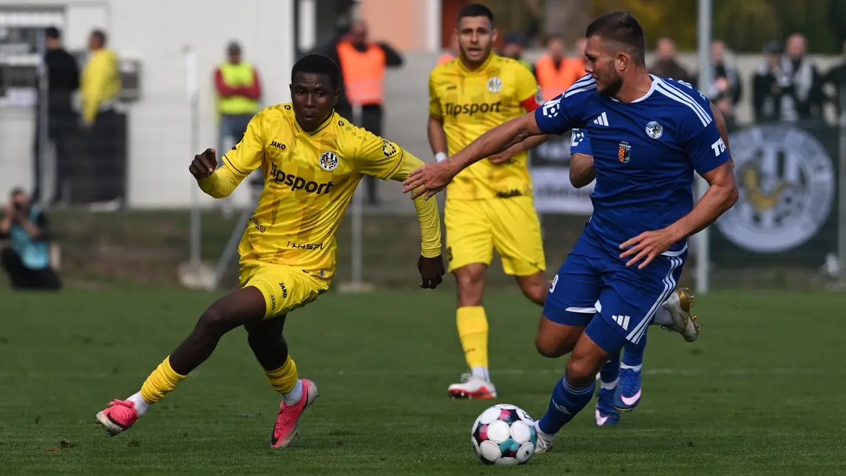 FOTBAL ONLINE: Hradec v potížích, dovolil Prostějovu vyrovnat. Sparta se chystá na Baník