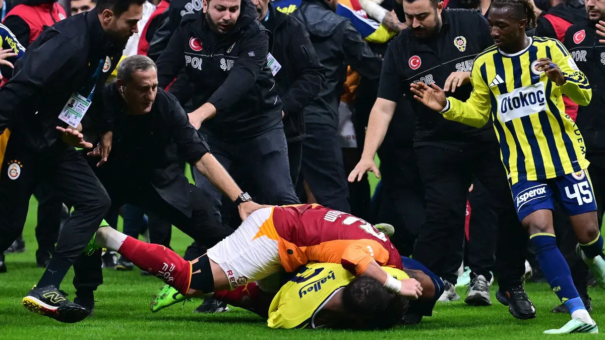 Po vypjatém derby se na hřišti strhlo totální šílenství, zasahovala i policie
