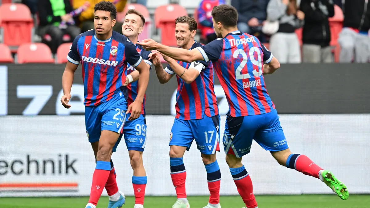 FOTBAL ONLINE: Plzeň drží slibný náskok. Artis otáčí zápas v Hradci Králové!