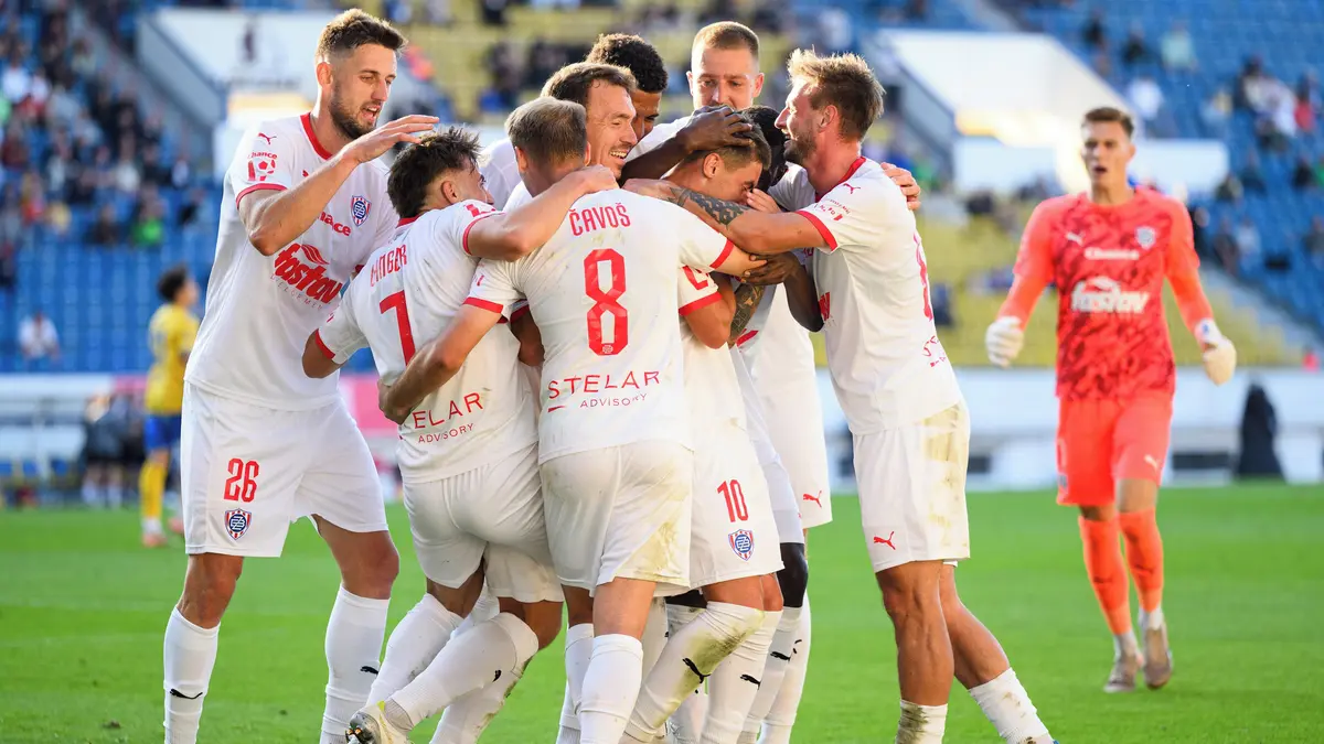 FOTBAL ONLINE: Zbrojovka po proměněné penaltě znovu hrozí. Sparta může poskočit za Slavii, vrcholem dne souboj pohárových účastníků