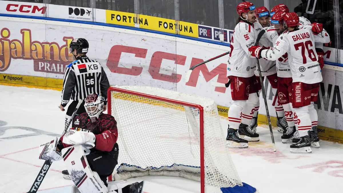 HOKEJ ONLINE: Třinec ovládl šlágr na Spartě! Šílená přestřelka v Plzni nabízí drama, Pardubice kráčí za výhrou