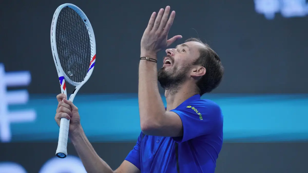 Úlet bývalé světové jedničky. Rus napálil diváka do obličeje, diskvalifikace poslala do finále Djokoviče