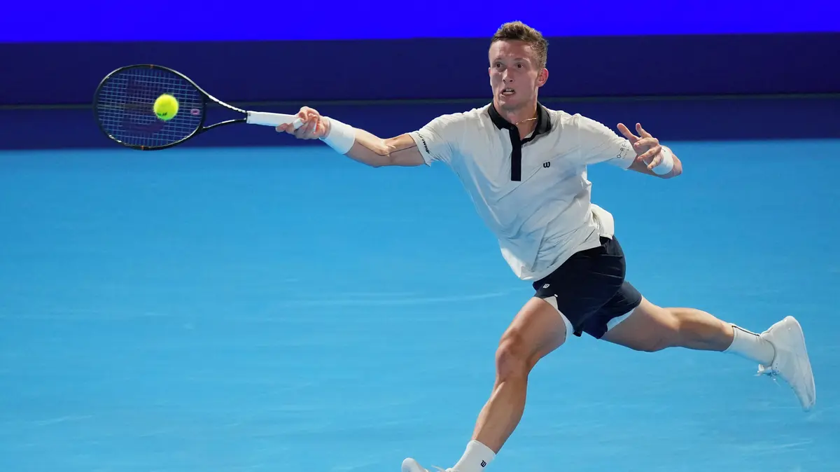 TENIS ONLINE: Lehečka svádí s Alcarazem parádní finálovou řežbu. Úvodní sadu rozhoduje tie-break