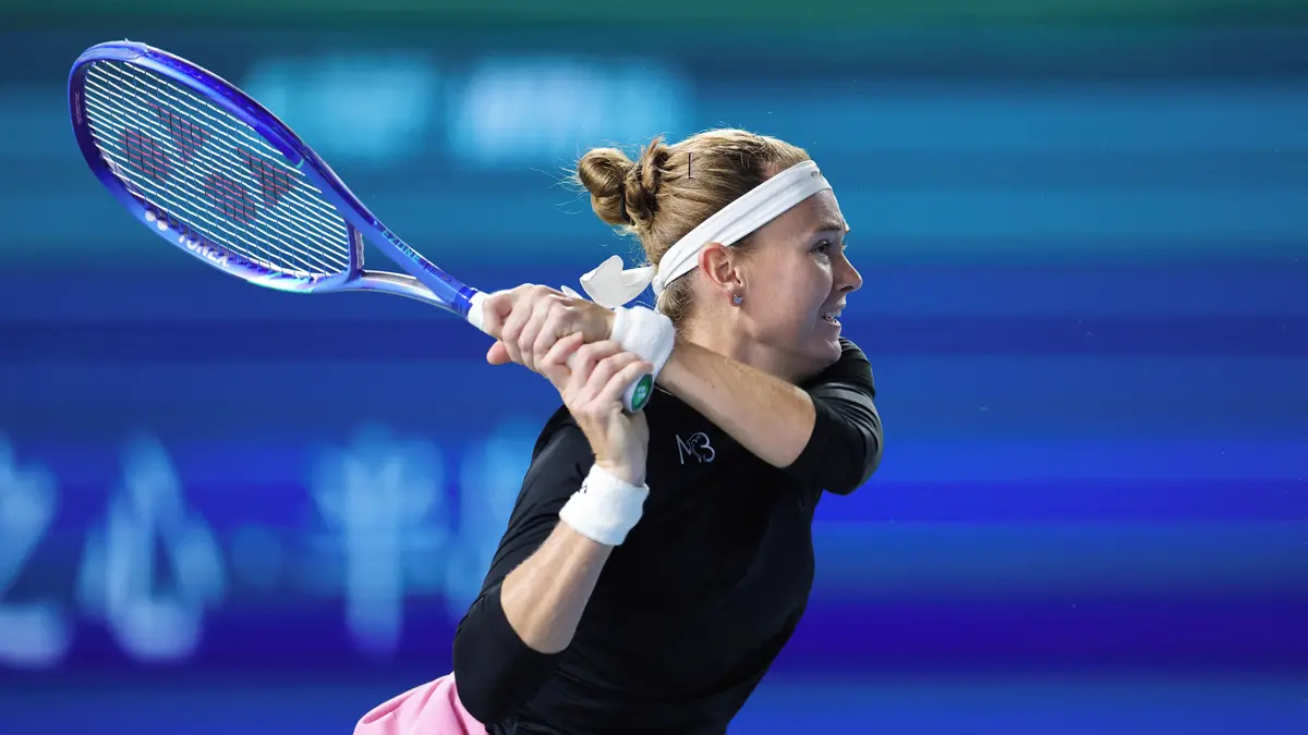 TENIS ONLINE: Bouzková se nechce vzdát zisku druhé sady. Siniaková také svádí boj o semifinále