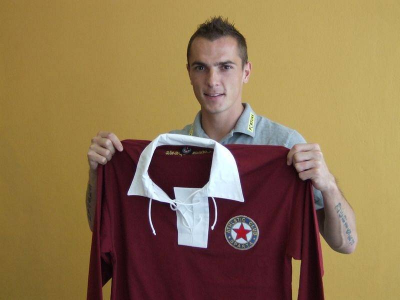 Peter Grajciar s retrodresem Sparty