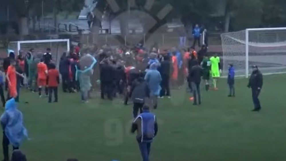 Divočina v Paraguayi: Sudího naháněli hráči a fanoušci, před lynčem ho zachránila až policejní střelba!
