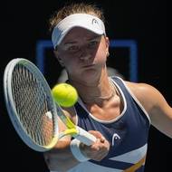 Forhendový úder tenistky Barbory Krejčíkové během osmifinále Australian Open.