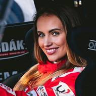 Miss Natálie Kočendová v roli závodnice.