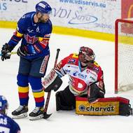 Třetí vyrovnávací gól Budějovic, zleva Jiří Novotný a brankář Pardubic Dominik Frodl.