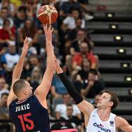 Jan Veselý (vpravo) brání hvězdného Srba Nikolu Jokiče.