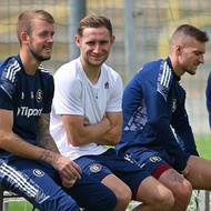 Fotbalisté Sparty Praha Vojtěch Vorel, Jan Kuchta, Lukáš Haraslín a Vojtěch Petrák sledují utkání s Opavou.