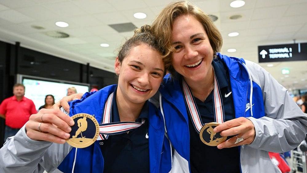 Z Erbanové je hokejová trenérka. Teď fandí i sbírá poznatky na MS v Budějovicích