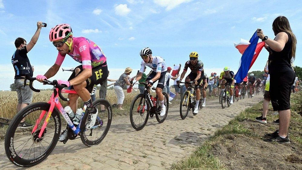 Tour doporučila cyklistům, aby kvůli koronaviru omezili kontakt s fanoušky