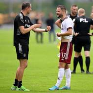 Dánové si rozumějí... Trenér Sparty Praha Brian Priske a Casper Höjer během přátelského utkání s Opavou.