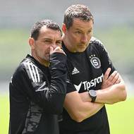 Asistent Luboš Loučka a trenér Sparty Praha Brian Priske během přátelského utkání s SFC Opava.