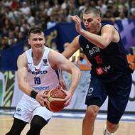 Ondřej Sehnal (vlevo) se snaží obejít Nikolu Jokiče.