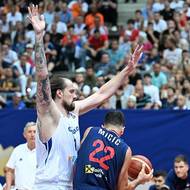 Vasilije Micič (vpravo) se snaží obejít českého obra Ondřeje Balvína.