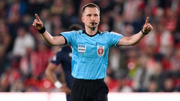 Rozhodčí z opileckého skandálu jsou zpět, dostávají druhou šanci