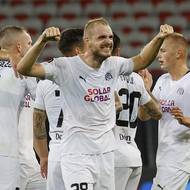 Radost hráčů Slovácka po zápase v Nice. V popředí Vlastimil Daníček.