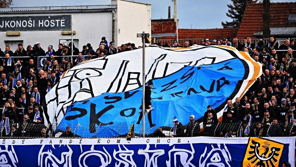 Vyhrocený závěr v Pardubicích! Strkanice, červená pro fyzioterapeuta. Baníkovci rasisticky uráželi
