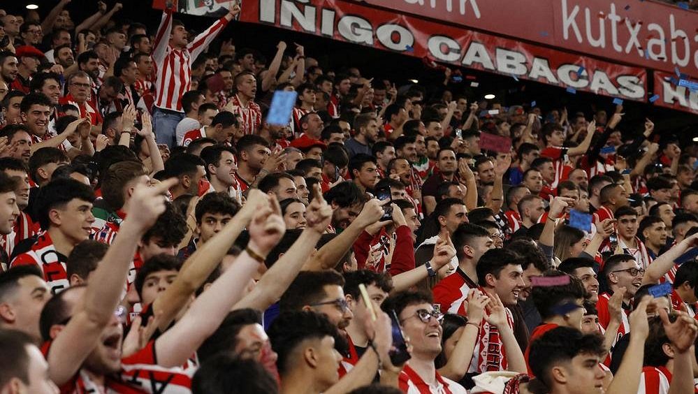Předem odsouzená Barca, je mi smutno, řekl Xavi v Bilbau. Diváci házeli falešné bankovky