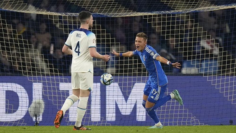 V zemi nikdy nežil, neumí jazyk. Za Itálii ale skóruje a Mancini v otázce Oriundů razantně otáčí