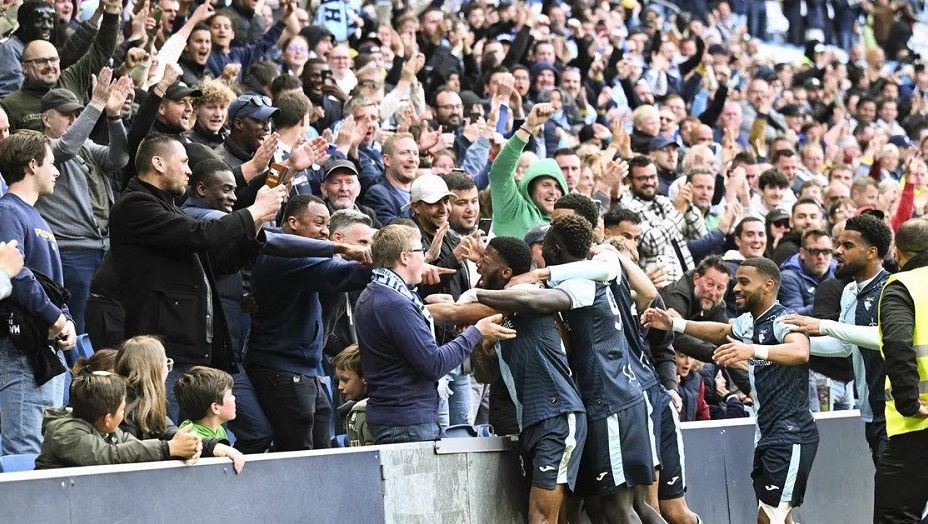 Nedočkaví fanoušci ve Francii vběhli na hřiště. Rozhodčí musel kvůli oslavám zápas přerušit