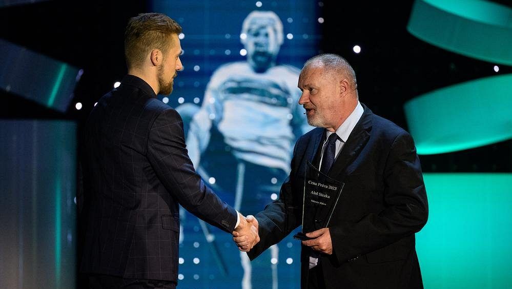 Stezka získal Cenu Práva pro nejlepšího gólmana extraligy: Jsem o dost klidnější brankář i člověk