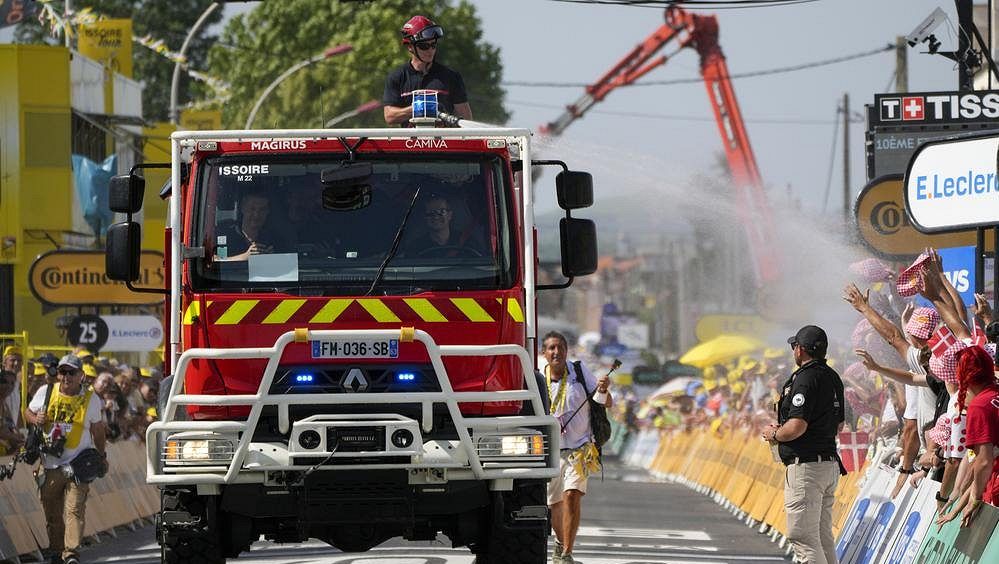 Šílené tempo v nesnesitelné výhni. Na Tour de France pomáhal i hasičský vůz