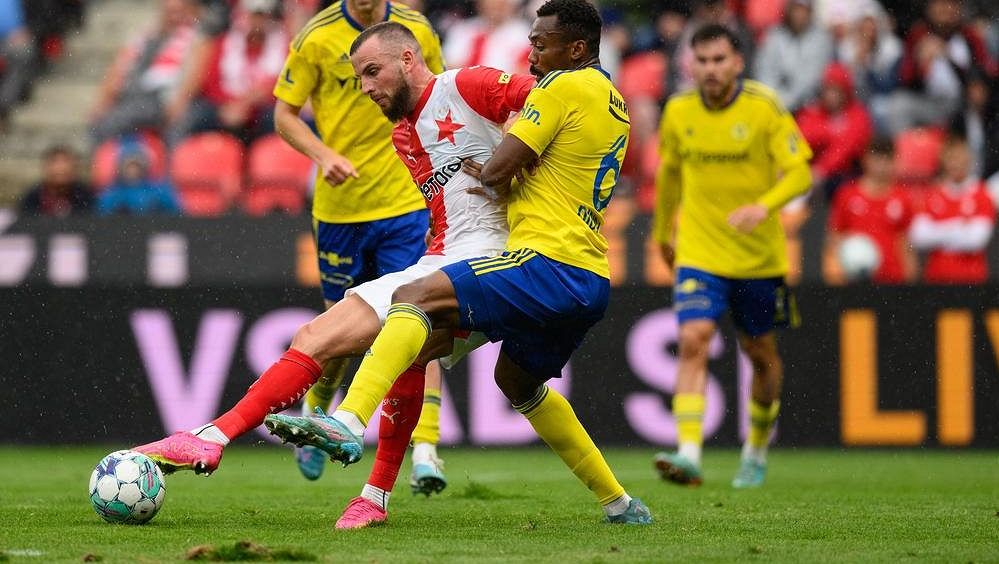Katastrofální hřiště? Slavia už má řešení kalamitní situace, bude to honička