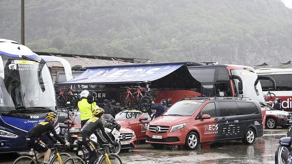 Déšť odložil start první alpské etapy na Giru, pořadatelé ji také zkrátili