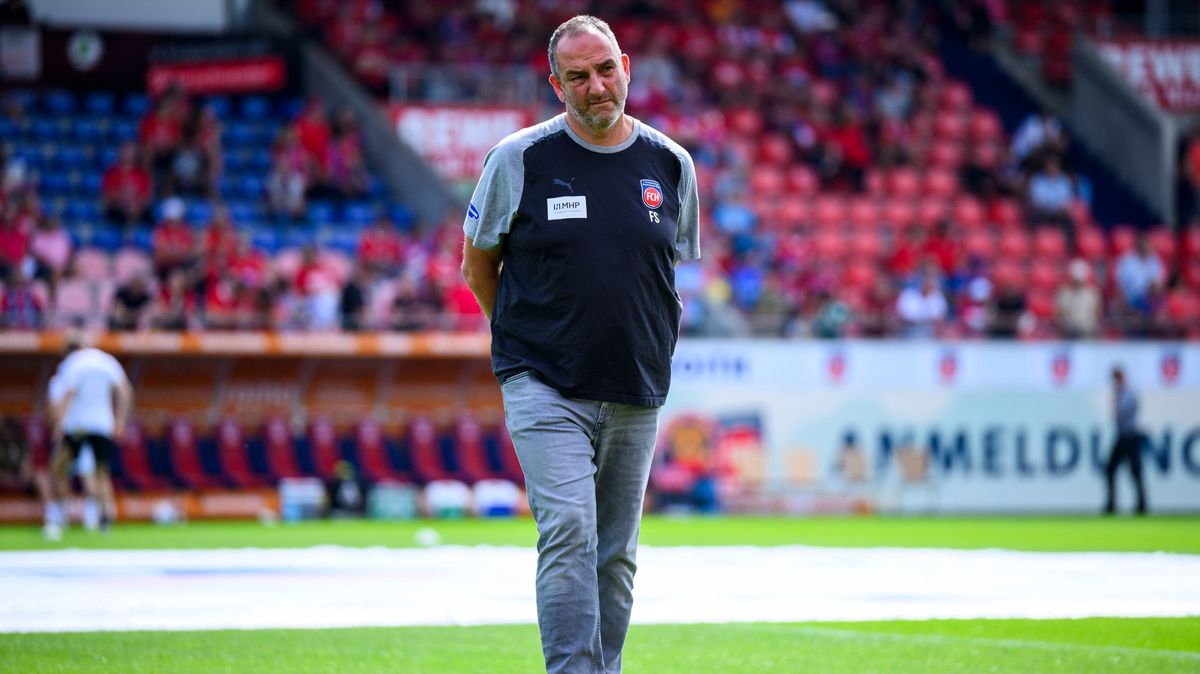 Čtyři postupy, 591 zápasů a první výhra v bundeslize. Rekordman ale sochu odmítl