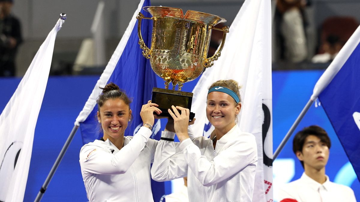 Bouzková má titul ve čtyřhře! Finále čeká i Krejčíkovou a Siniakovou