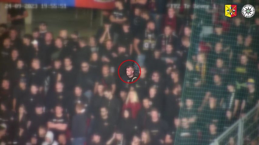 Pražská policie našla muže, který při derby hodil dělobuchy mezi fanoušky