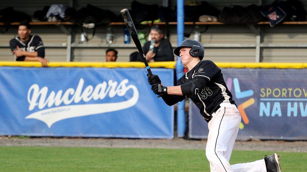 První vlaštovka přiletěla z baseballu. Padající voda ruší víkendový program
