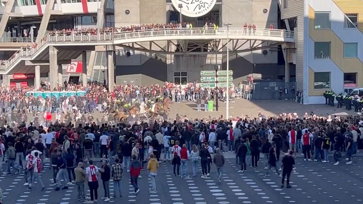 Ostudné derby nese následky. Sportovní ředitel Ajaxu dostal padáka, Feyenoord zápas nechce dohrát