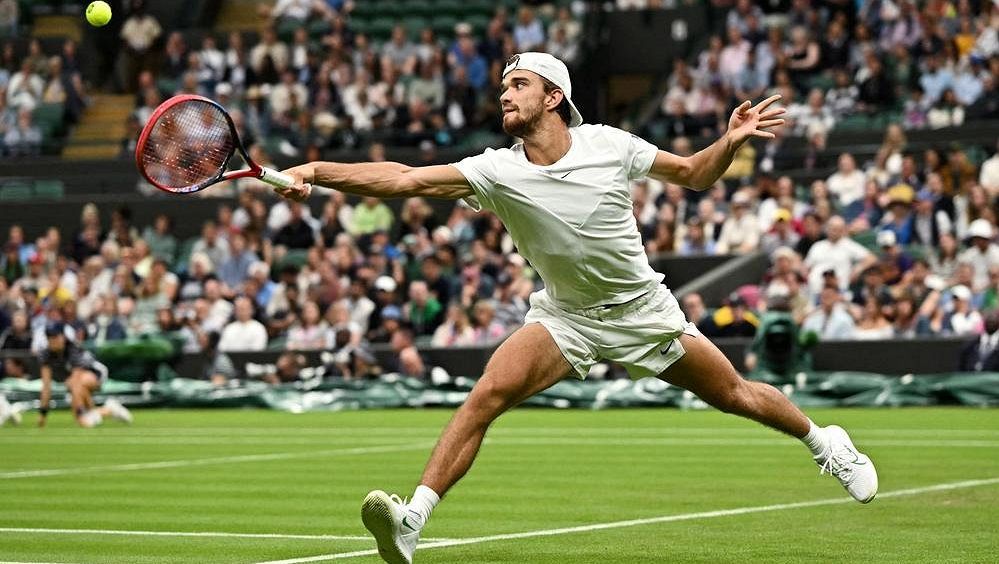 Macháče limitovaly ve Wimbledonu křeče, diváky přesto nadchl efektní rybičkou
