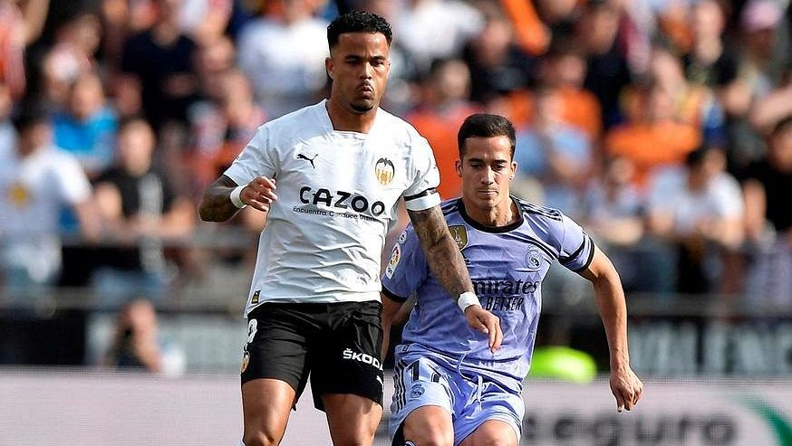 Zapíše se jako čtvrtý hráč do historie! Kluivert přestupem do Anglie dosáhne zajímavé mety