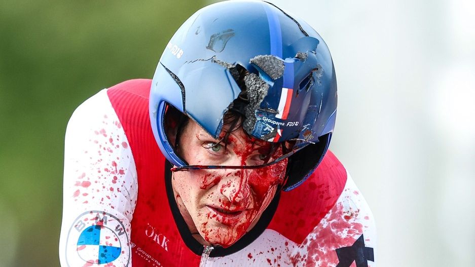 Hlava dole, pak drsný pád. Švýcarský favorit finišoval zkrvavený a se zlomeninami