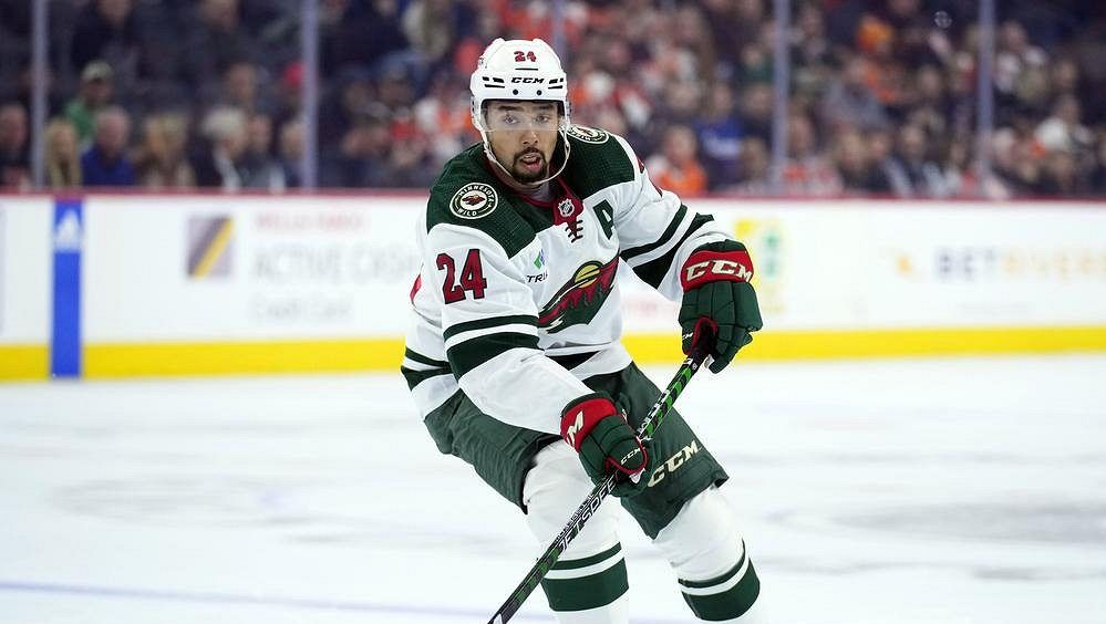 Obránce Dumba podepsal v NHL roční kontrakt s Arizonou