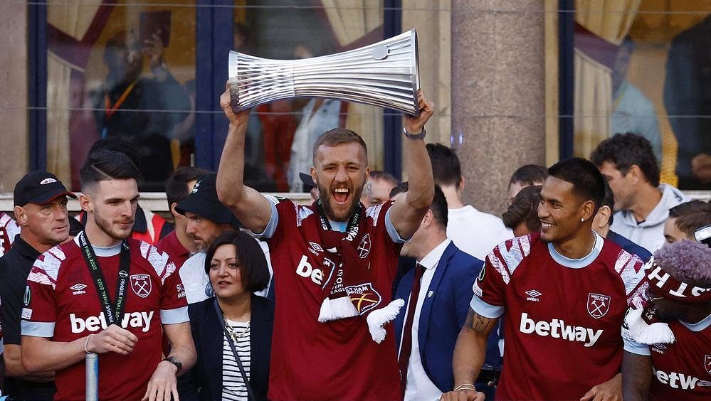 Fotbalisté West Hamu absolvovali v Londýně triumfální jízdu s pohárem z Edenu