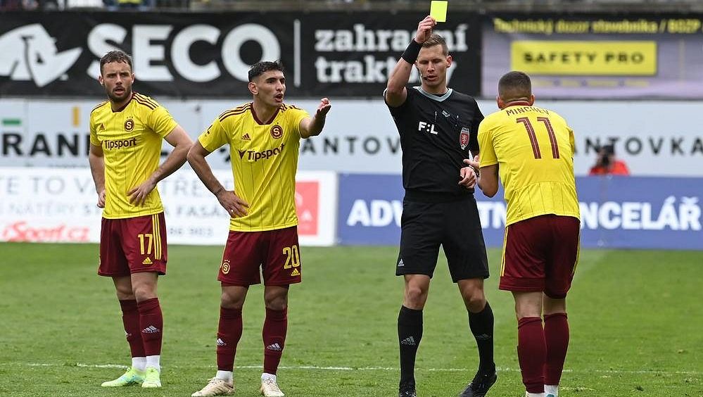 Komise rozhodčích: Olomoucký Kramář měl být vyloučen za faul na sparťana Daňka