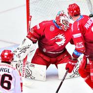 Hradecký Aleš Jergl ve druhé třetině překonal třineckého brankáře Ondřeje Kacetla a vyrovnal na 1:1.