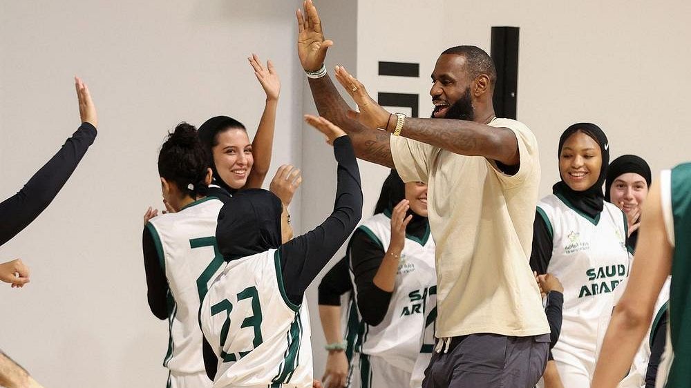 Hvězdný basketbalista James chce podle médií startovat na OH v Paříži
