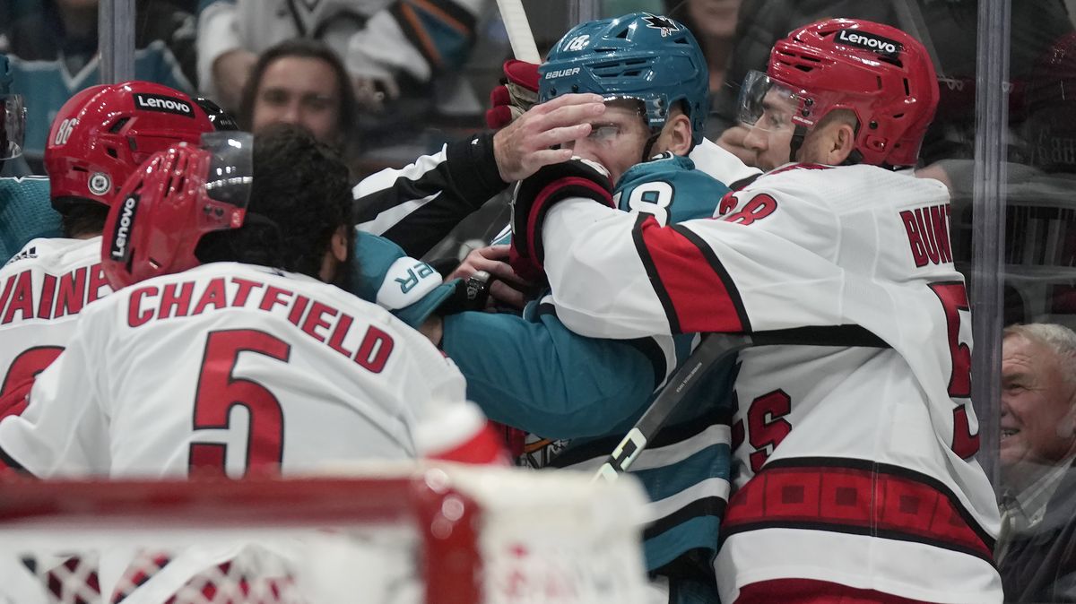 Sudí v NHL dal loktem brutální KO Nečasovu spoluhráči. A vyloučil ho za nesportovní chování