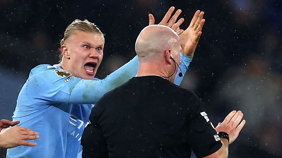 Výhoda, ukázal sudí, jenže v šanci písknul. Rozzuřený Haaland ho seřval